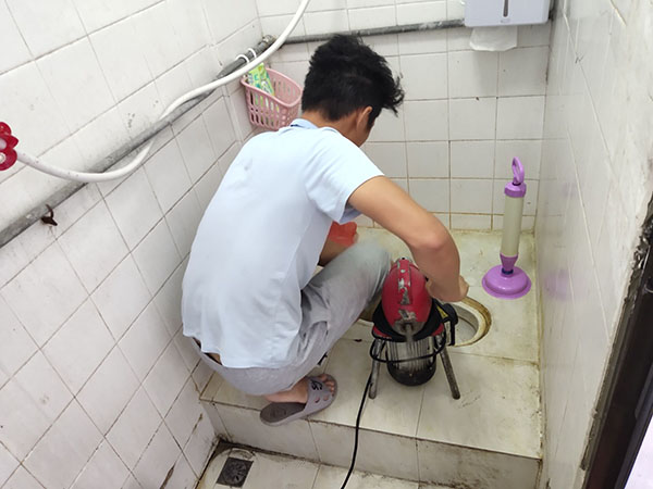南皮管道堵塞冒臭气 专业师傅现场解决问题